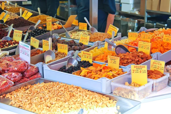 Venda de frutas secas e nozes no mercado — Fotografia de Stock