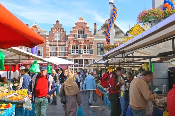 Люди на ярмарке в праздничном городе. Дордрехт, Нидерланды — стоковое фото