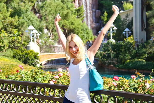 Vacation in Las Vegas. Happy girl in the park — Stock Photo, Image