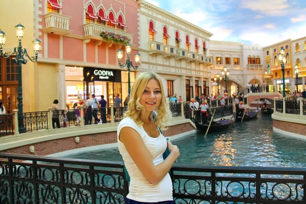 Wanita muda di Venetian Hotel di Las Vegas — Stok Foto