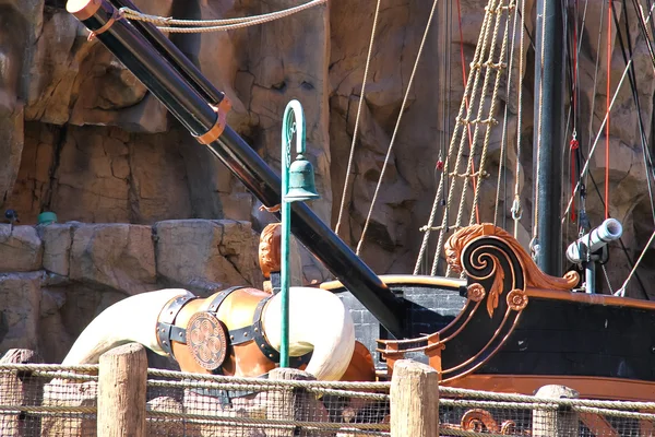 Piratenschiff am Teich in der Nähe der Schatzinsel Hotel in Las Vegas — Stockfoto