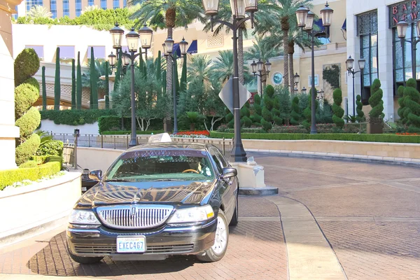 Taxi voiture en prévision des passagers se tient près de l'hotell i — Photo