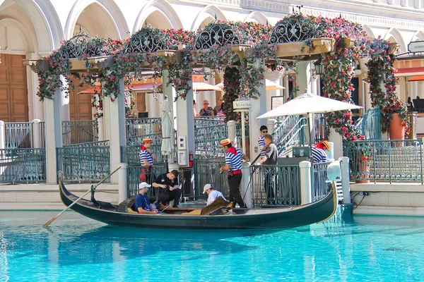 Gondel rijdt in Venetiaanse hotel in las vegas — Stockfoto