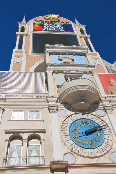 The clock on the tower in Venetian Hotel in Las Vegas — Stock Photo, Image