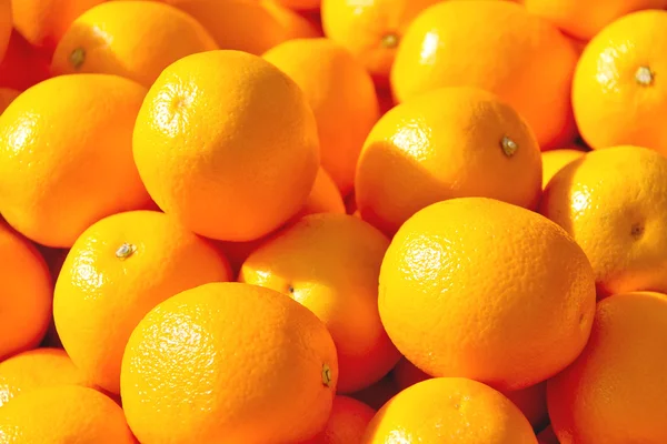Försäljning av mogna apelsiner på marknaden — Stockfoto