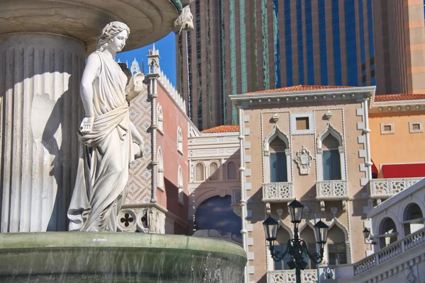 Italiaanse stijl fontein in de buurt van Venetiaanse hotel in las vegas — Stockfoto