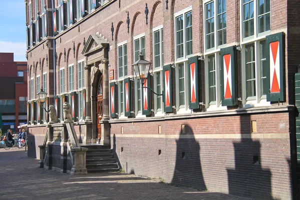 El edificio de la escuela en Dordrecht, Holanda — Foto de Stock