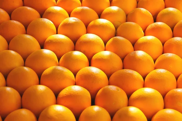 Venta de naranjas maduras en el mercado —  Fotos de Stock