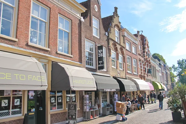 Människor på gatan i dordrecht, Nederländerna — Stockfoto