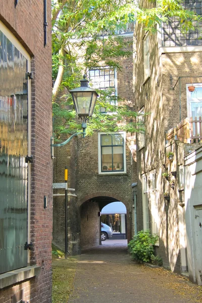 Lane en la ciudad holandesa de Dordrecht. Países Bajos — Foto de Stock