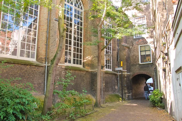 Lane i nederländska staden dordrecht. Nederländerna — Stockfoto