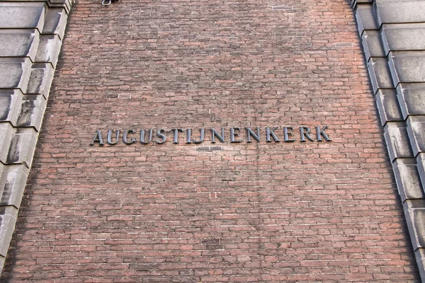 Inscription "église augustinienne" sur le mur de l'église de Dordr — Photo