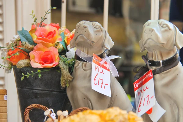 Beeldjes van honden worden verkocht in dordrecht, Nederland — Stockfoto