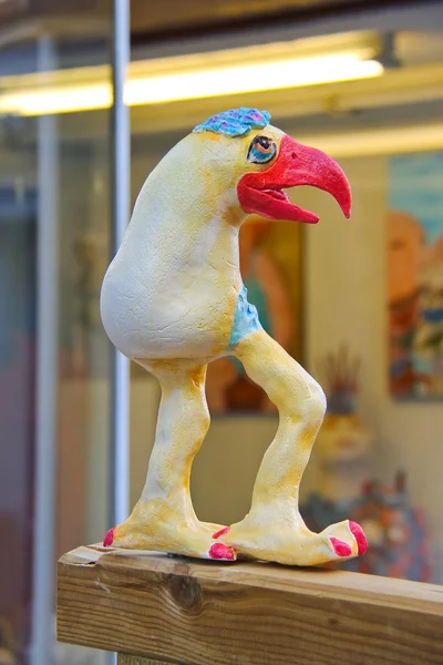 Fågel statyett på räcket i dordrecht, Nederländerna — Stockfoto