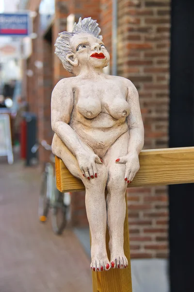 Soška nahé ženy sedící na zábradlí v dordrecht, — Stock fotografie