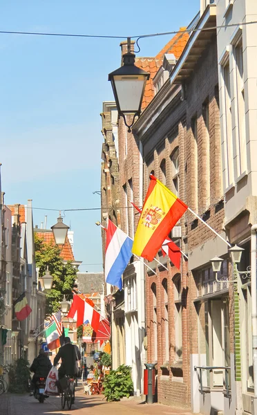 Nationale vlaggen op feestelijke straat in dordrecht, Nederland — Stockfoto