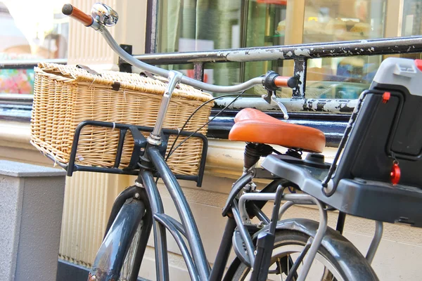 Bicicletta con cestino in vimini vicino alla parete — Foto Stock