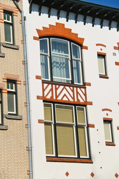 Bunt geschmückte Hausfassade in Dordrecht. Niederlande — Stockfoto