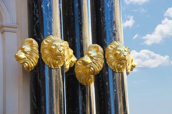 Gold heads of lions adorn the Caesar's Palace in Las Vegas — Stock Photo, Image