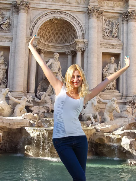 Roman Holiday. Happy girl on the background of the Trevi Fountai — Stock Photo, Image