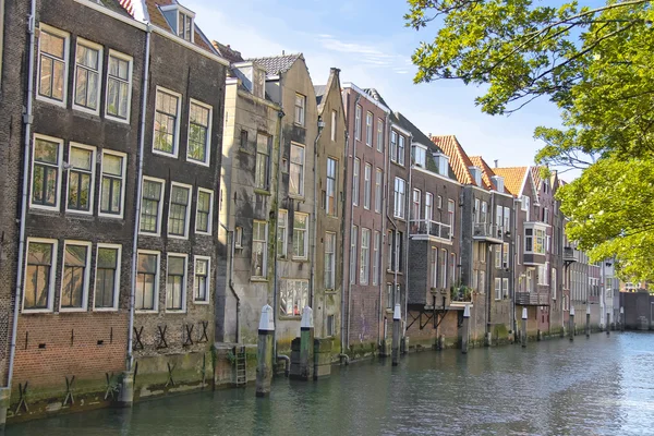 Дом на канале в Дордрехте, Нидерланды — стоковое фото
