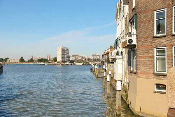 Maisons sur la rivière à Dordrecht, Pays-Bas — Photo