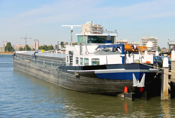 Vrachtschip, afgemeerd in de jachthaven, Nederland — Stockfoto