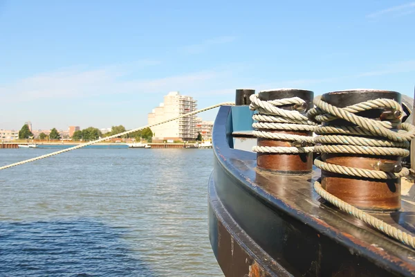 Arco de la cuerda del barco amarrado al muelle — Foto de Stock