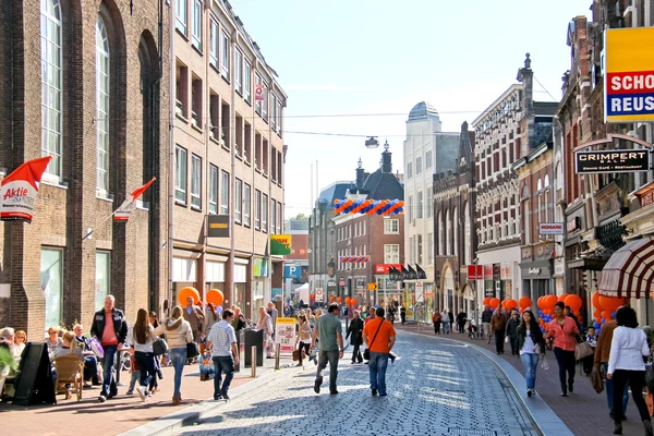 Personas en la calle en Dordrecht, Países Bajos — Foto de Stock