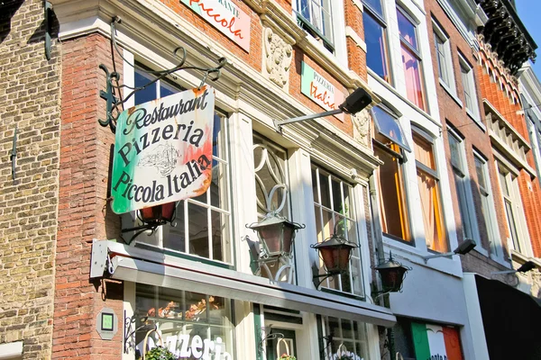 Restaurace přihlásit nizozemského města dordrecht, Nizozemsko — Stock fotografie