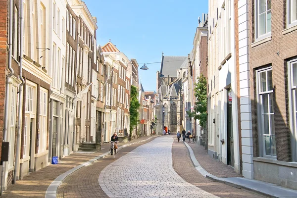 Personas en la calle en Dordrecht, Países Bajos — Foto de Stock