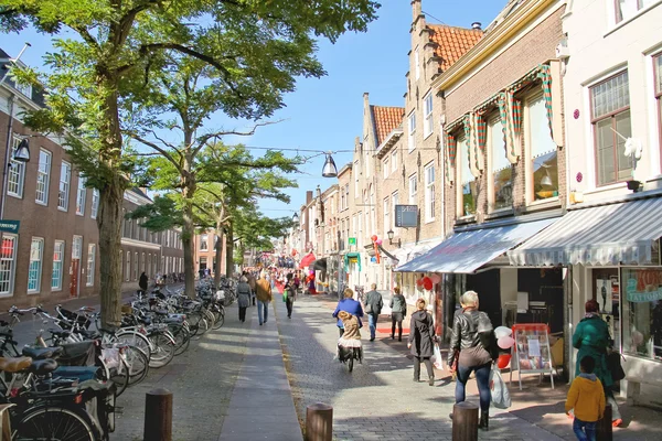 Ludzie na ulicy w dordrecht, Holandia — Zdjęcie stockowe