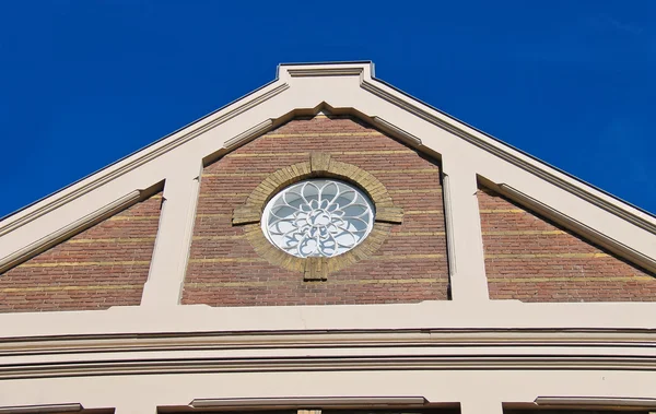 Huis raam in de vorm van een roos — Stockfoto