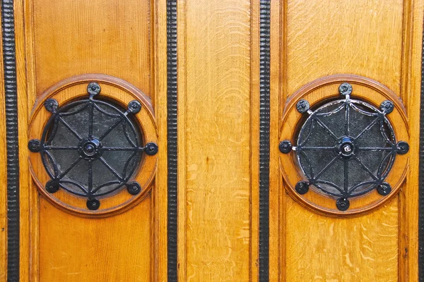 La puerta está enmarcada con adornos metálicos —  Fotos de Stock