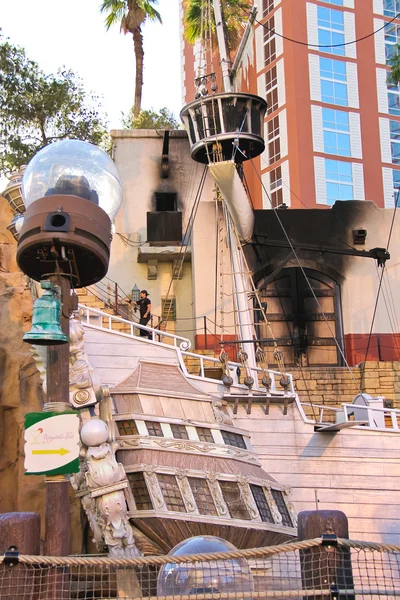 Pirátská loď na rybníku u hotelu Ostrov pokladů v las vegas — Stock fotografie