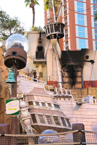 Pirate ship at pond near Treasure Island hotel in Las Vegas — Stock Photo, Image