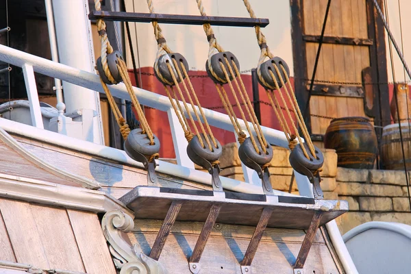 Blok dan tali di perahu layar kuno — Stok Foto