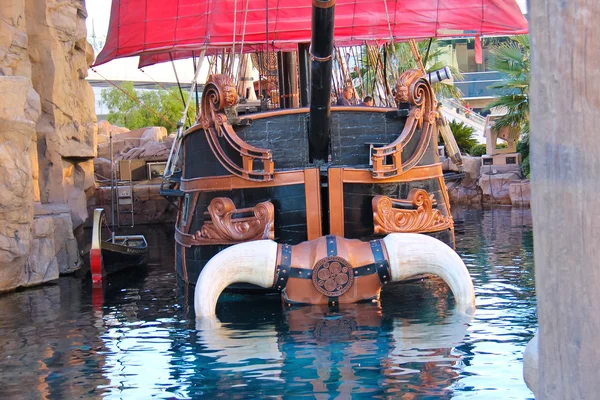 Navio pirata na lagoa perto do hotel Treasure Island em Las Vegas — Fotografia de Stock