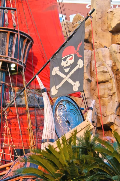 Piratenschiff am Teich in der Nähe der Schatzinsel Hotel in Las Vegas — Stockfoto