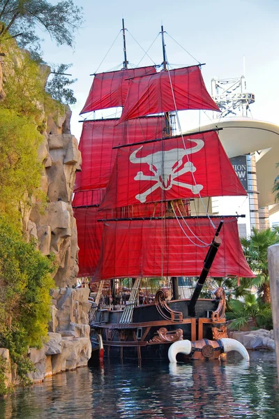 Pirátská loď na rybníku u hotelu Ostrov pokladů v las vegas. — Stock fotografie