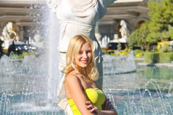 Vacation in Las Vegas. Girl on background of the fountain. — Stock Photo, Image