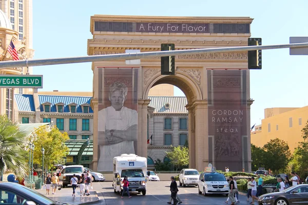 Vítězný oblouk v blízkosti hotelu Paříž v las vegas — Stock fotografie