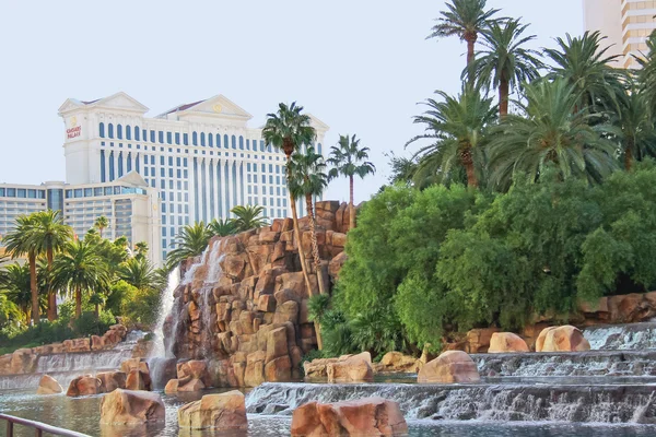 Waterval in de buurt van het mirage hotel in las vegas — Stockfoto