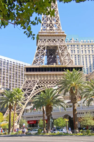 Paris hotel in las vegas mit einem nachbau des eiffelturms. — Stockfoto