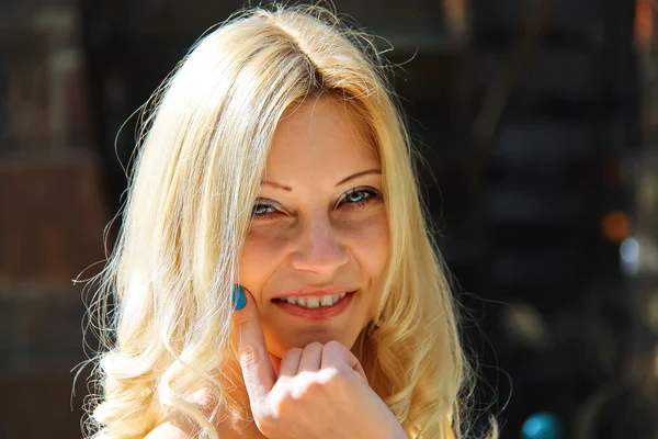 Retrato de uma menina sorridente em um fundo escuro — Fotografia de Stock