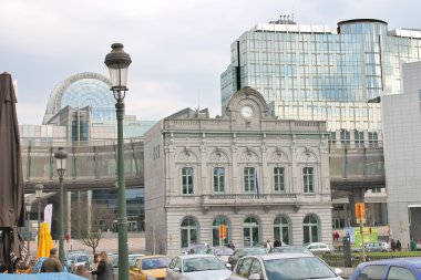 Brüksel'deki Avrupa Parlamentosu eski ve yeni binalar. Belgiu