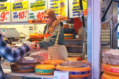 Delft, Hollanda piyasada satan peynir