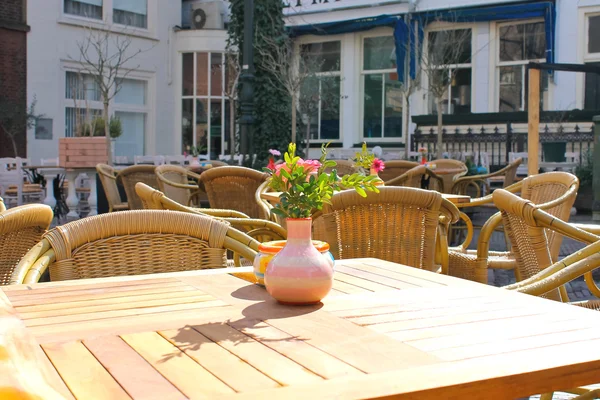 Květiny na stolech pouličních kaváren. Delft. Nizozemsko — Stock fotografie