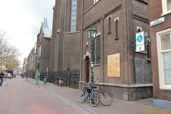 På gatan i delft. Nederländerna — Stockfoto