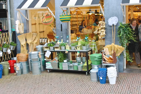 Artículos para el hogar en el almacén para el jardín. Delft, Holanda — Foto de Stock